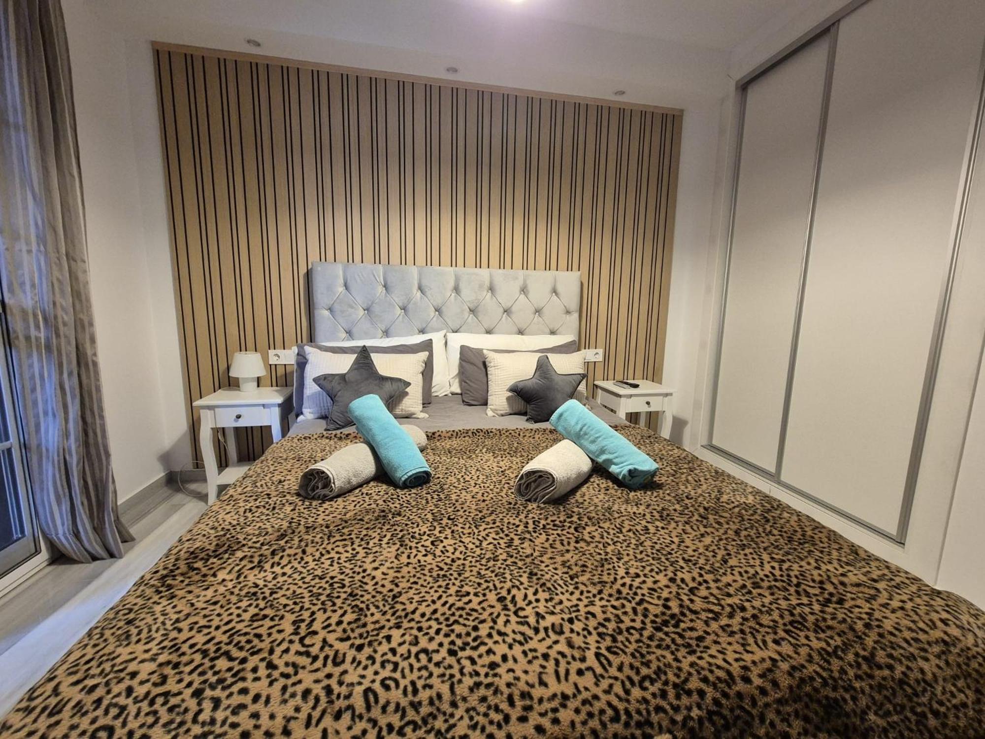 Luxurious Three Bedroom Duplex Apt Close To Beach フエンヒロラ エクステリア 写真